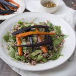 Ensalada otoñal con granada, arroz salvaje y zanahorias horneadas